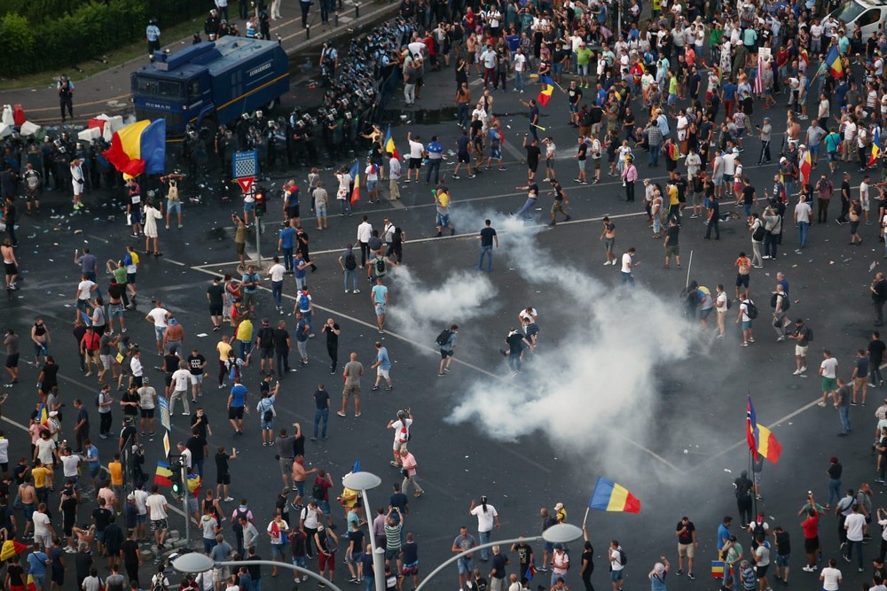 UPDATE. Război de stradă între jandarmi și huligani, în Piața Victoriei. 452 de persoane rănite / VIDEO&FOTO