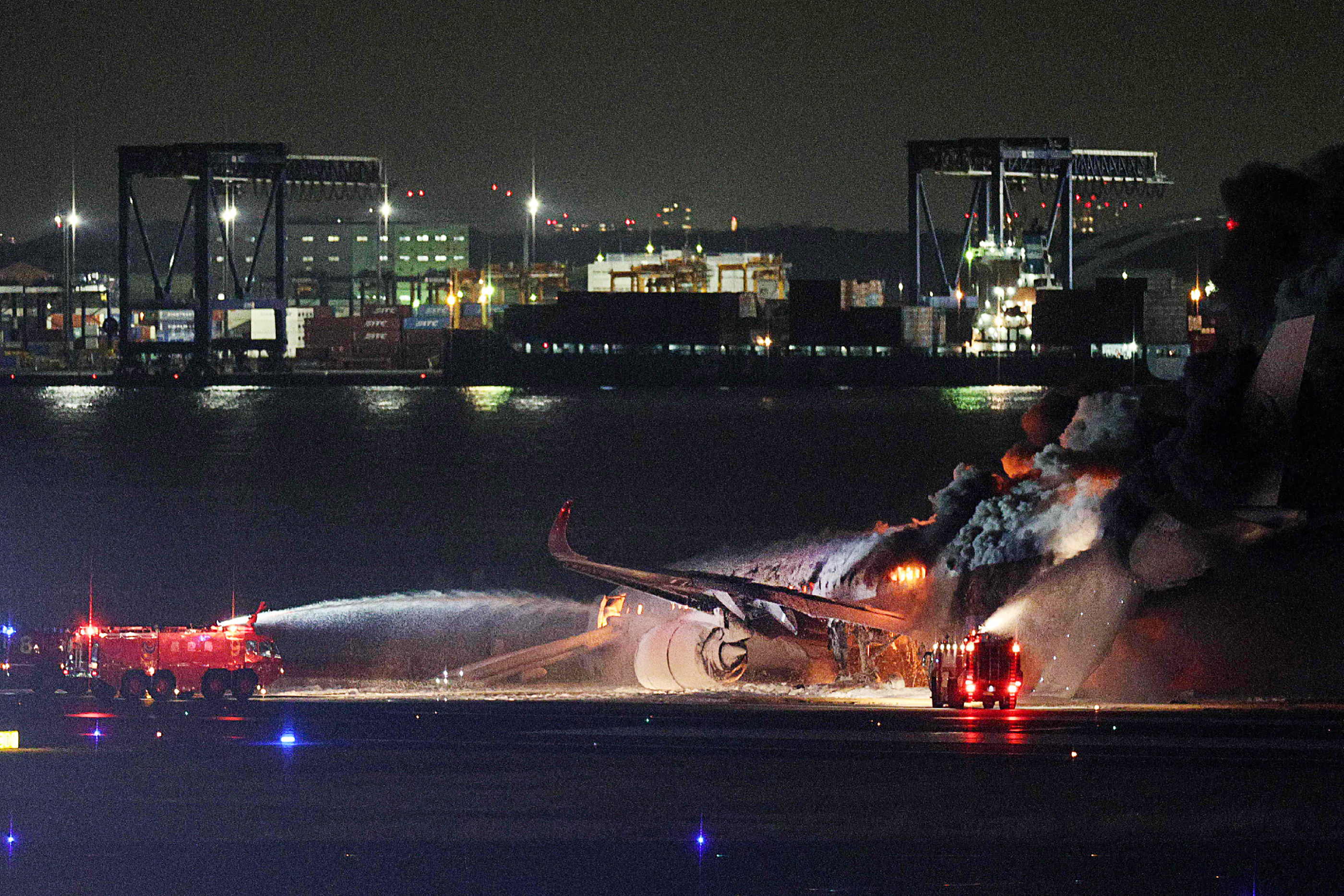 Un avion al Japan Airlines a luat foc pe Aeroportul Haneda din Tokyo, în urma ciocnirii cu un avion al Gărzii de Coastă. 379 de oameni salvaţi, 5 morți