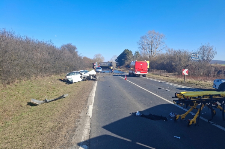 Tömegbaleset Veszprém vármegyében: egy kamion és négy autó rohant egymásba
