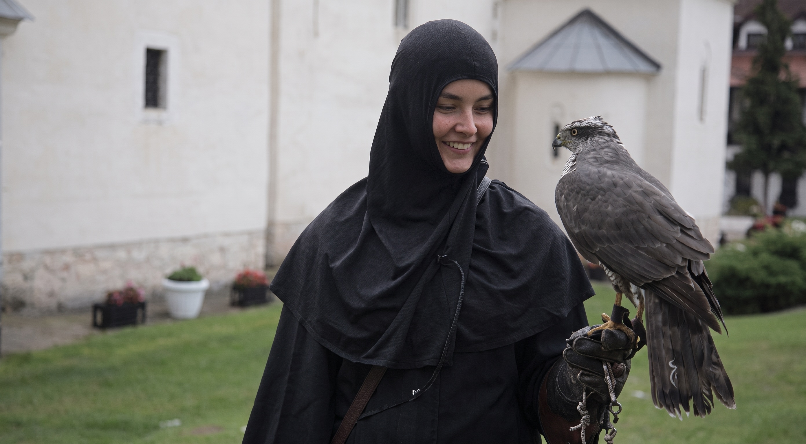 (VIDEO) Mati Irina je jedina monahinja sokolar: U zadužbini Nemanjića nastavlja njihovu tradiciju