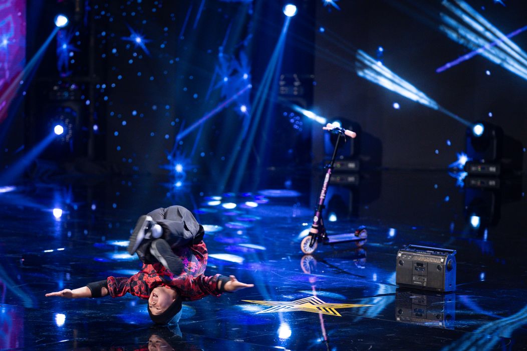 Bboy Nana, puștiul-fenomen de la „Românii au talent”, sezon 14. Mihai Bobonete i-a dat Golden Buzz: „Sunt șocat de-a dreptul! Tu ai văzut ce a făcut băiatul ăsta?”