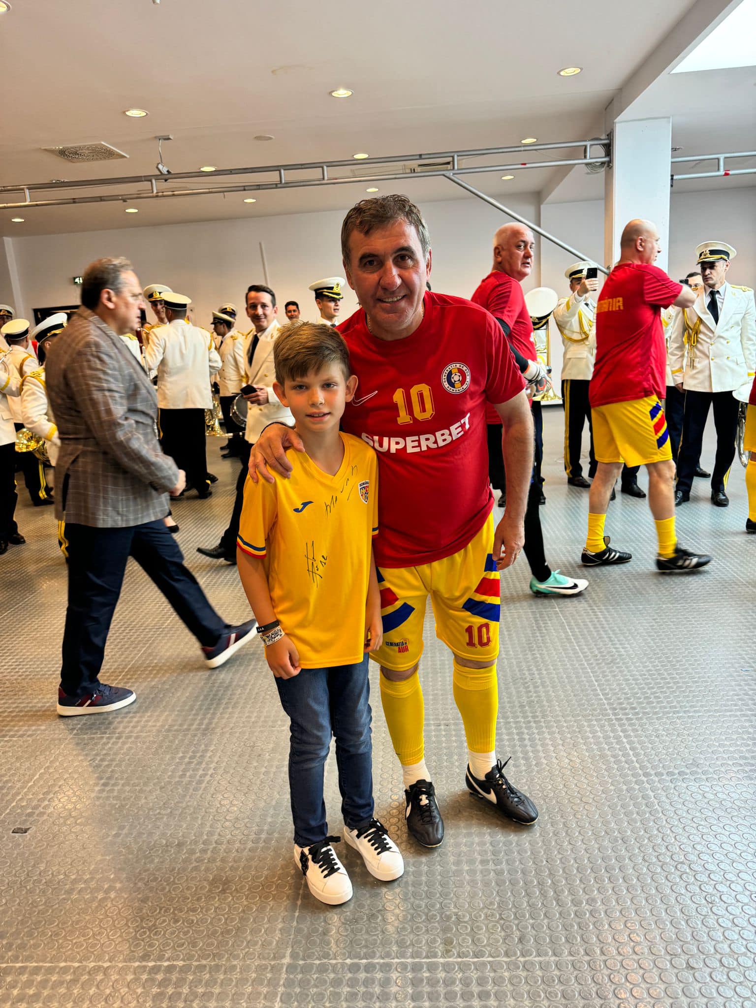 Imagini rare cu băiețelul Valentinei Pelinel și al lui Cristi Borcea. Milan s-a pozat alături de marii fotbaliști ai României