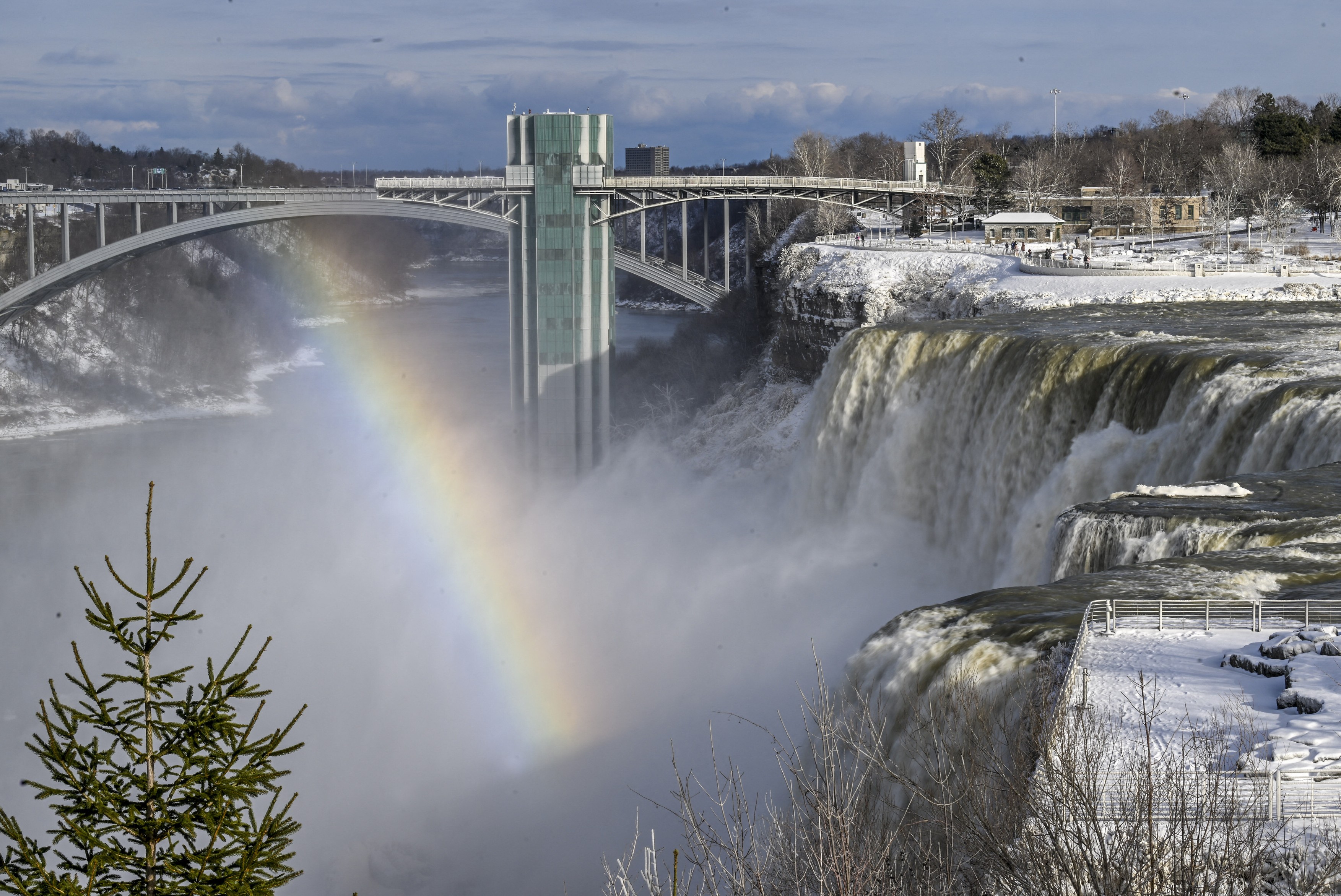 Imagini spectaculoase cu cascada Niagara, înghețată parțial după „viscolul secolului” care a lovit SUA