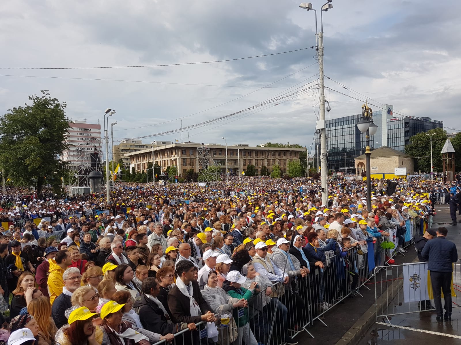 Filmul unei zile istorice. La Iași, Papa Francisc a binecuvântat familiile reunite de peste hotare și bolnavii care nu au renunțat la credință. A îndepărtat cordonul de securitate ca să ajungă la credincioși