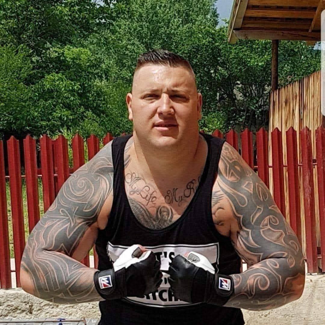 Luptător MMA din România, condamnat la 20 de ani de închisoare pentru viol și trafic de droguri, a plecat din țară cu două săptămâni înainte de pronunțarea sentinței definitive