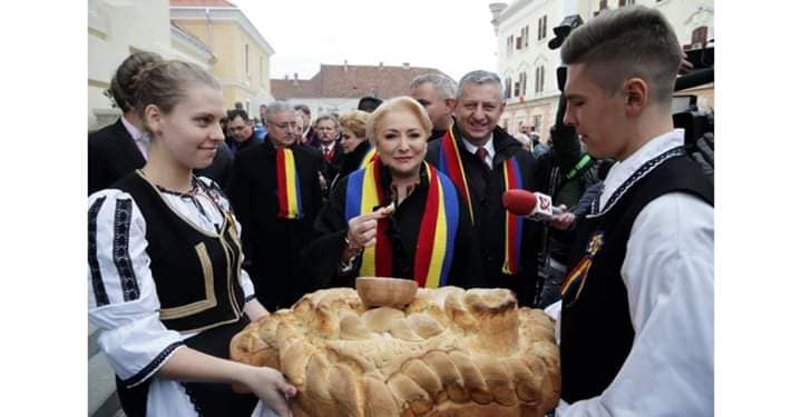 FOTO. Viorica Dăncilă participă la parada de Ziua Naţională de la Focşani, alături de mai mulţi miniştri