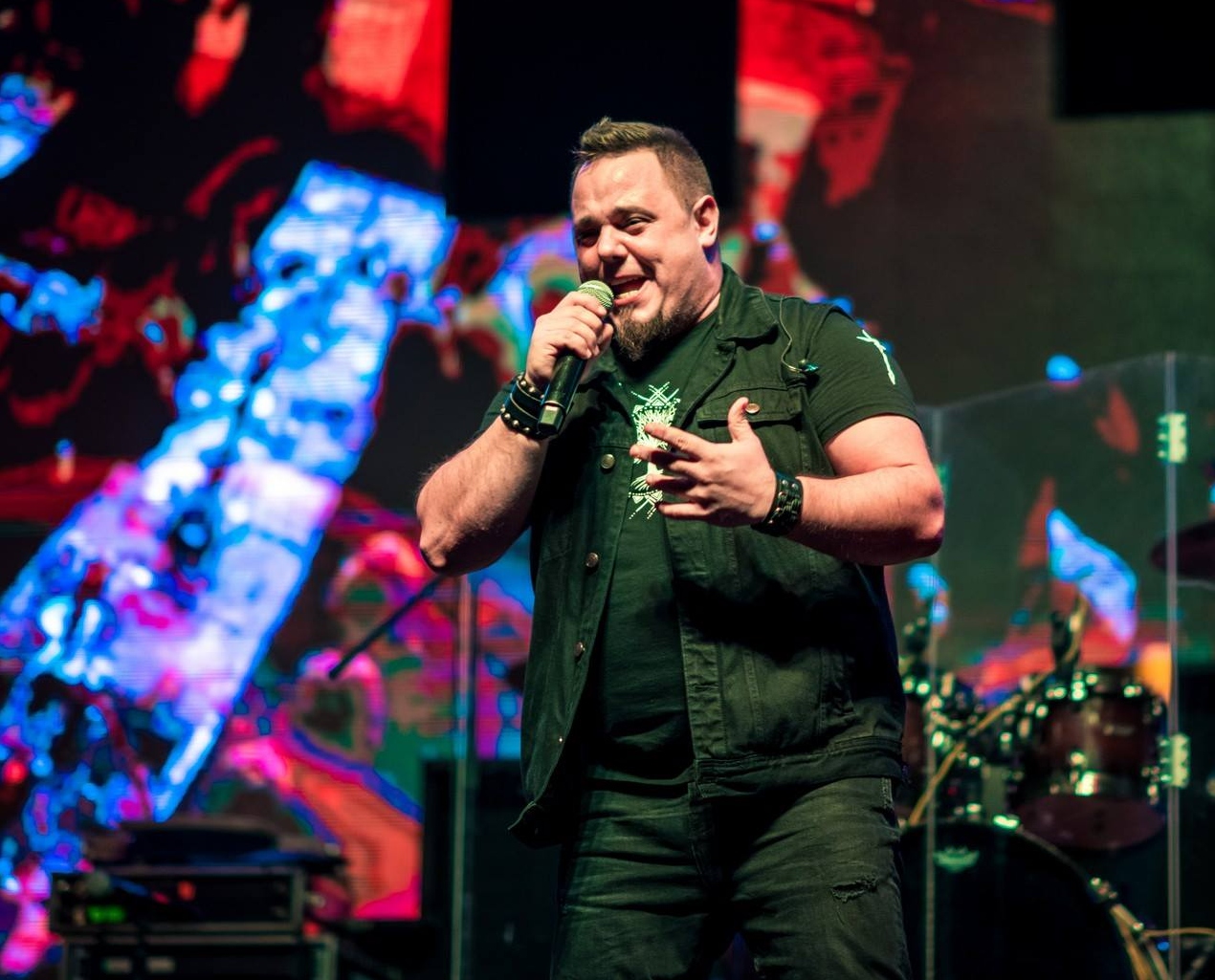 VIDEO/ Cântăreții români au petrecut "Revelionul Artiștilor" cu șampanie și confetti