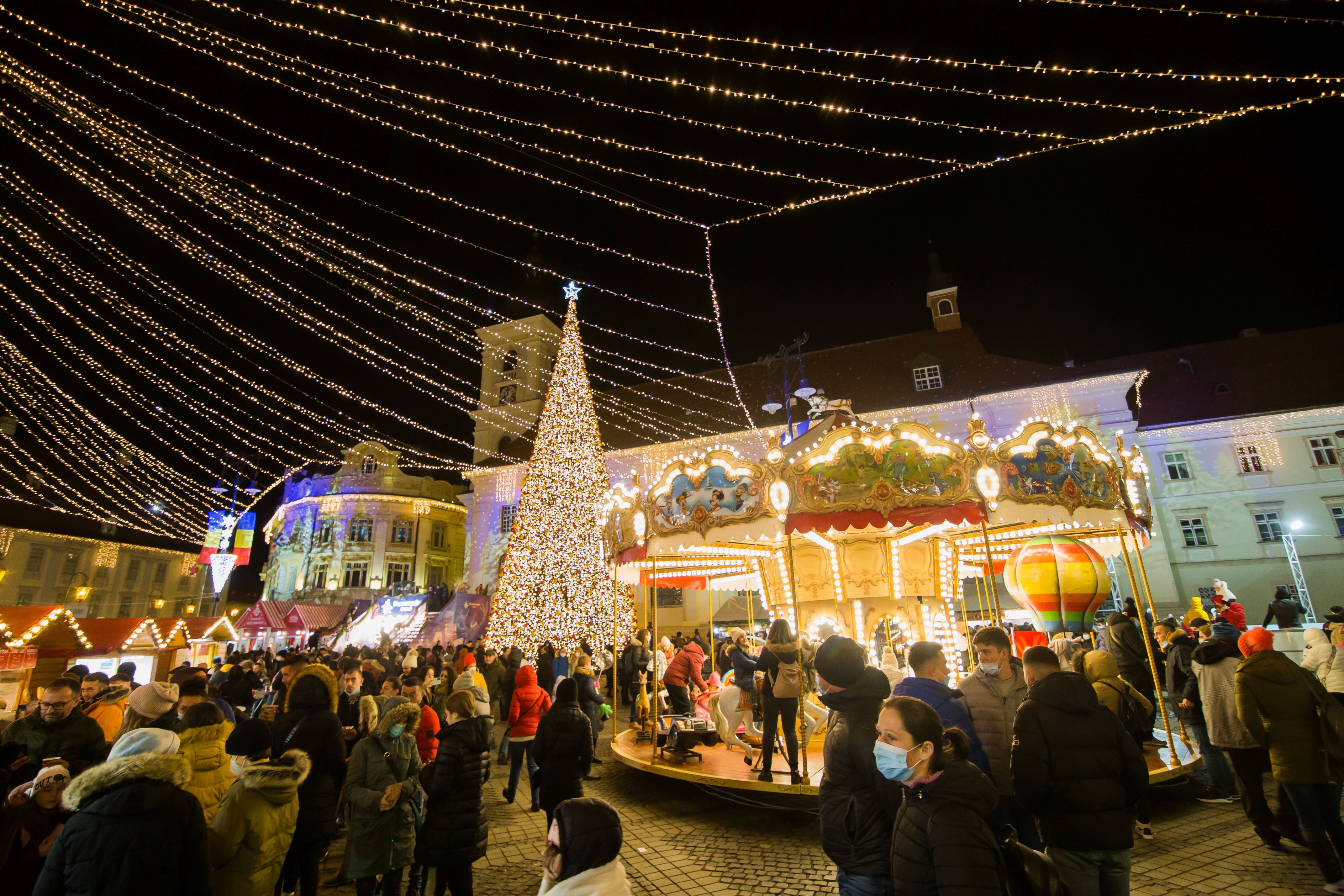 Cozi și aglomerație la târgurile de Crăciun din țară. Imagini din Sibiu, Cluj-Napoca și București