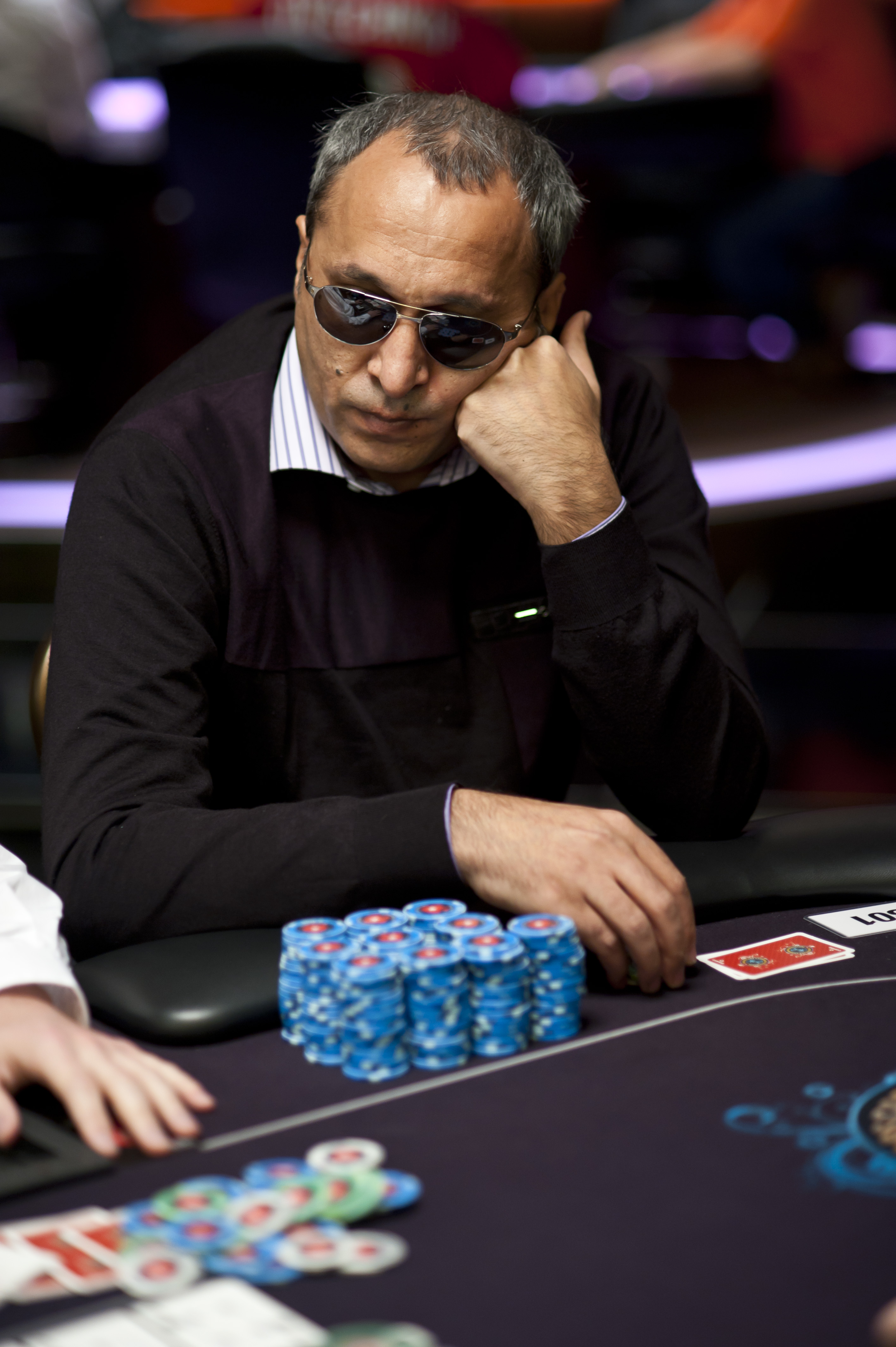Ce s-a ales de omul care l-a învățat poker pe Pițurcă și ce s-a întâmplat după ce a câștigat un premiu de 1.350.000 $. ^Fratele lui făcea parte din gruparea Tarzan, care trafica prostituate, și e la pușcărie! Povești cu Piți de la jocurile de noroc