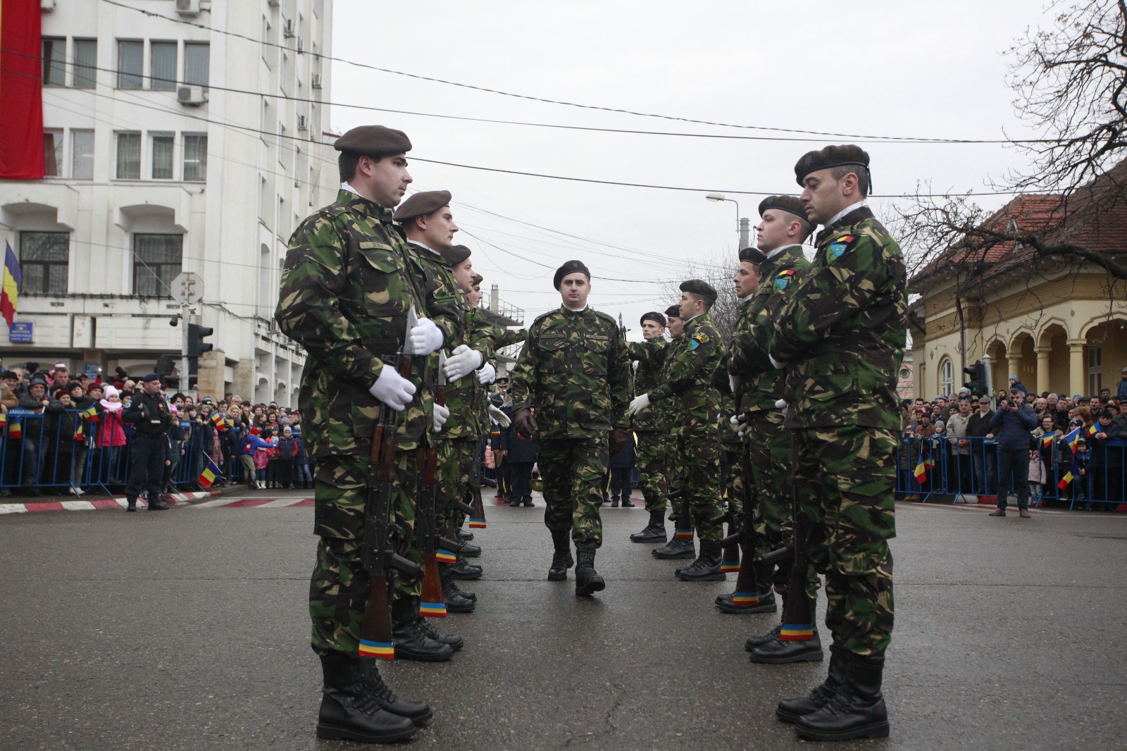 Buzoienii, dezamăgiți că militarii nu au mai defilat cu tehnica din dotare| FOTO/VIDEO