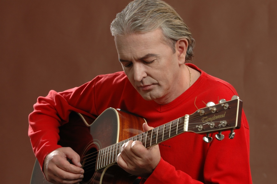 EXCLUSIV | Ducu Bertzi ține concerte cu medicul lângă el. Îi supraveghează sănătatea, dar și prestația