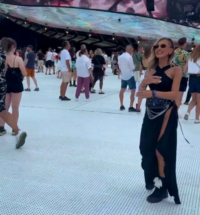 Ținuta purtată de Andreea Ibacka la Untold 2026 a atras atenția tuturor. Vedeta s-a schimbat după divorțul de Cabral