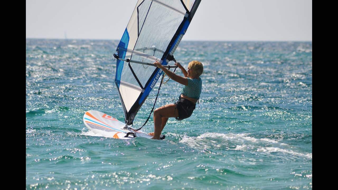 VIDEO | O femeie de 82 de ani, din Grecia, face windsurfing. Ea a intrat în Cartea Recordurilor