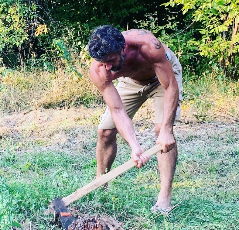 Dana Nălbaru a arătat imagini cu noua casă de la țară. „Petrecem foarte mult timp aici”, spune soția lui Dragoș Bucur, care e pozat spărgând lemne