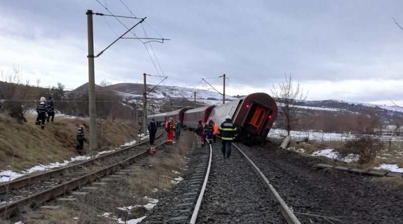 UPDATE: Zeci de călători din trenul deraiat în județul Hunedoara, preluați de rude cu mașinile / FOTO