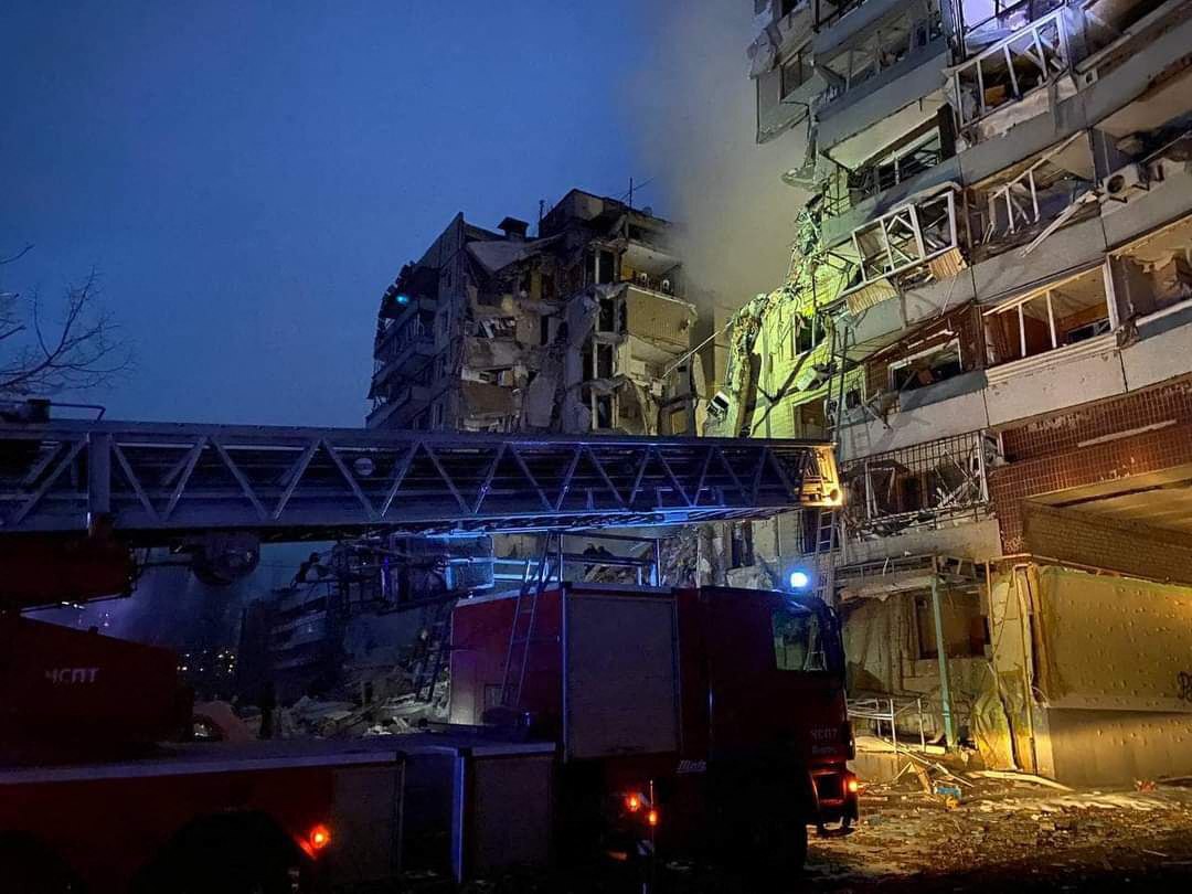 Imagini de la operațiunile de salvare a oamenilor prinși sub ruinele blocului lovit de o rachetă rusească în Dnipro