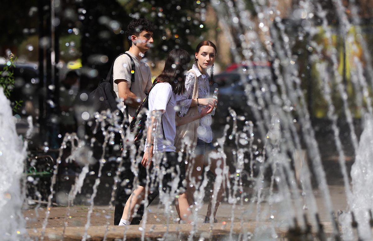 IMAGINI din Bucureștiul aprins de caniculă. A treia zi cu temperaturi de peste 35 de grade Celsius