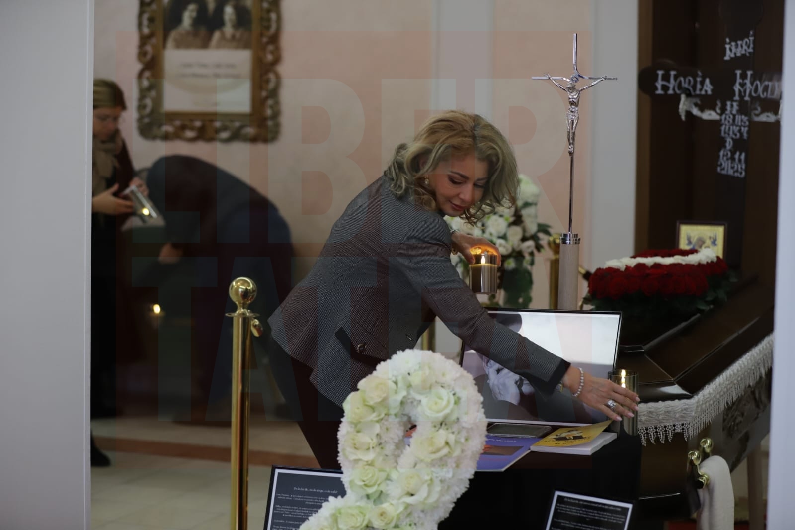 Cum a apărut Nidia Moculescu lângă sicriul cu trupul neînsuflețit al lui Horia Moculescu. Primele imagini