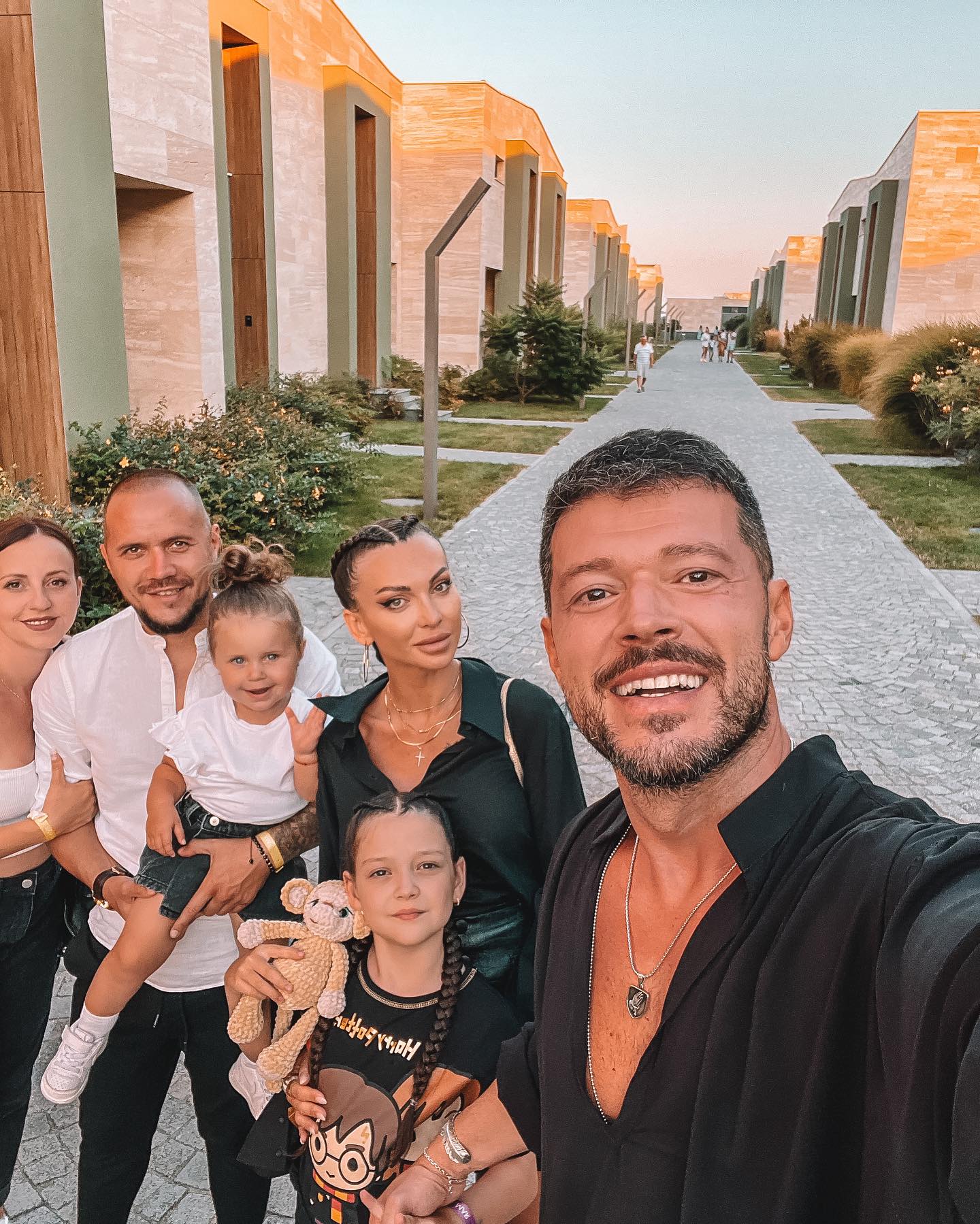 Victor Slav și-a luat fetița de la Bianca Drăgușanu și au plecat în vacanță. Prezentatorul s-a împăcat cu fosta iubită