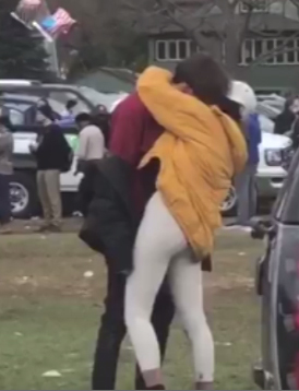 FOTO| Malia Obama surprinsă sărutându-se cu un tânăr de la Harvard