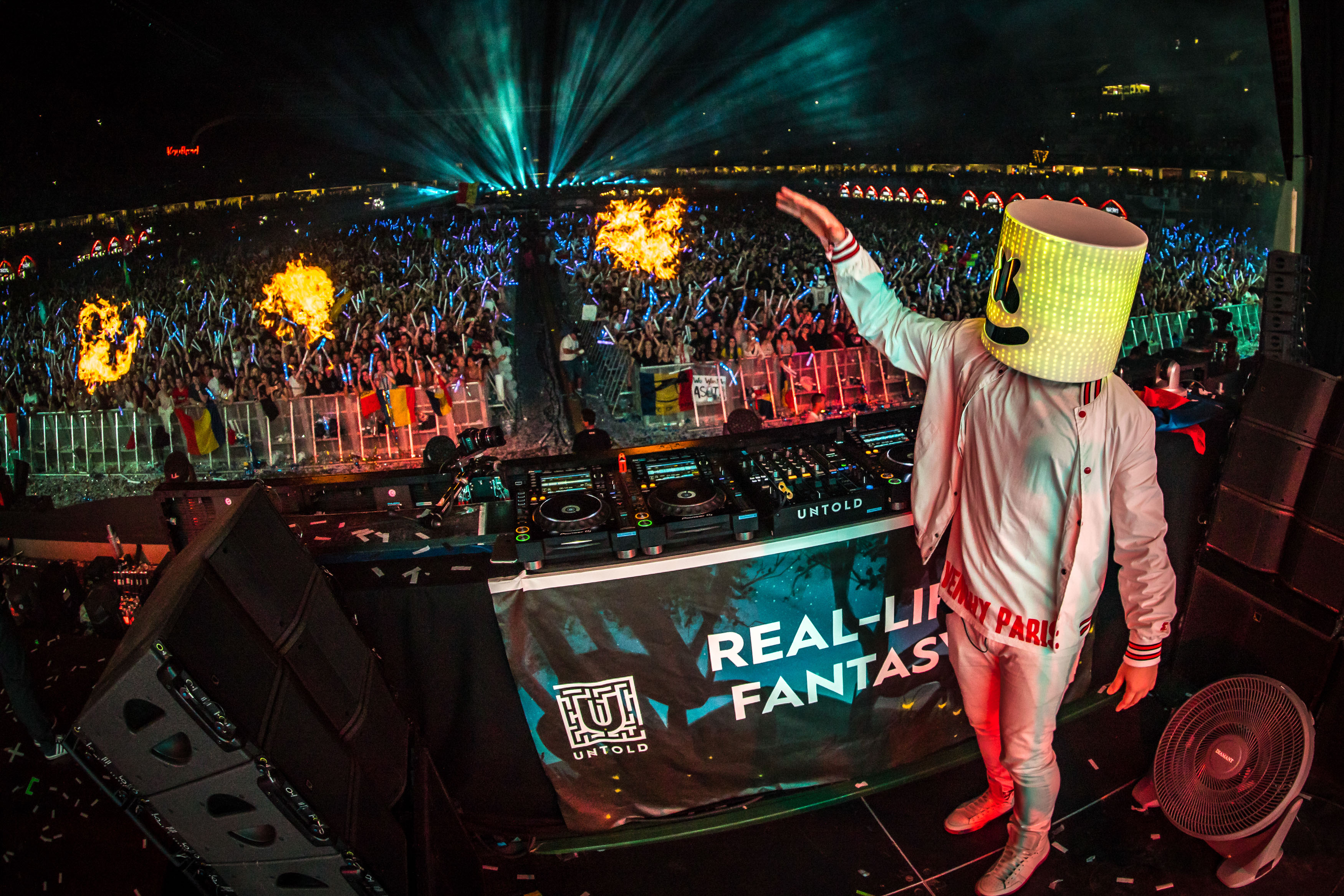 A treia zi la Untold 2017. Armin van Buuren a mixat până când a rămas fără curent