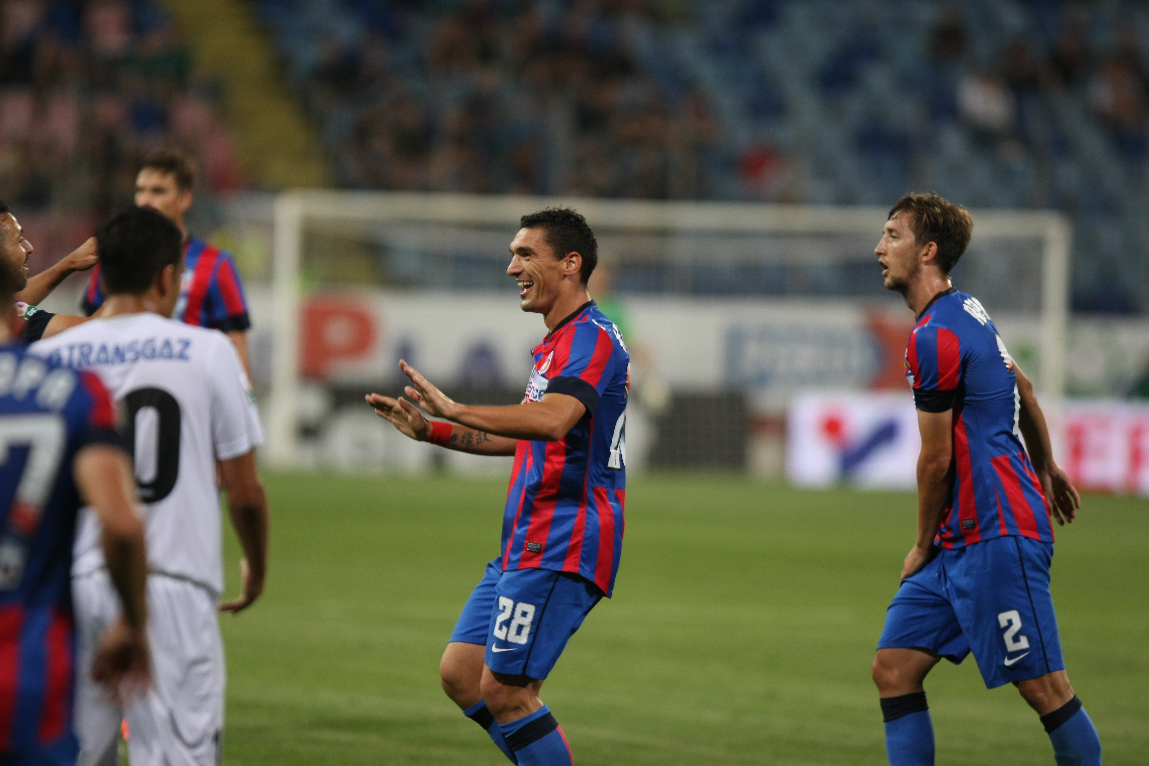 VIDEO & GALERIE FOTO/ Liga I: Steaua - Gaz Metan 3-1. ^ "Dublă" Keşeru. Sânmărtean a înscris  direct din corner. Steaua a urcat pe primul loc