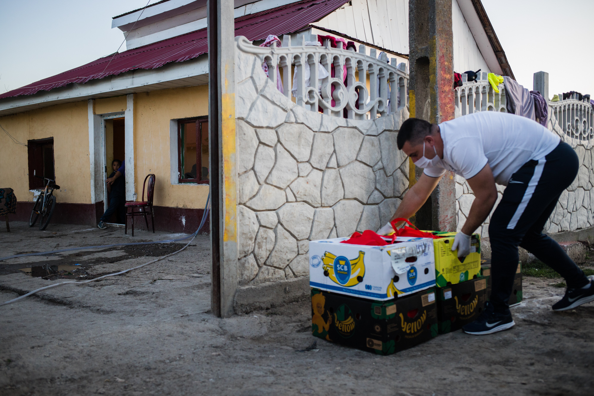 Imagini ale solidarității din Țăndărei, acolo unde peste 150 de familii au primit pachete cu produse de igienă și alimente