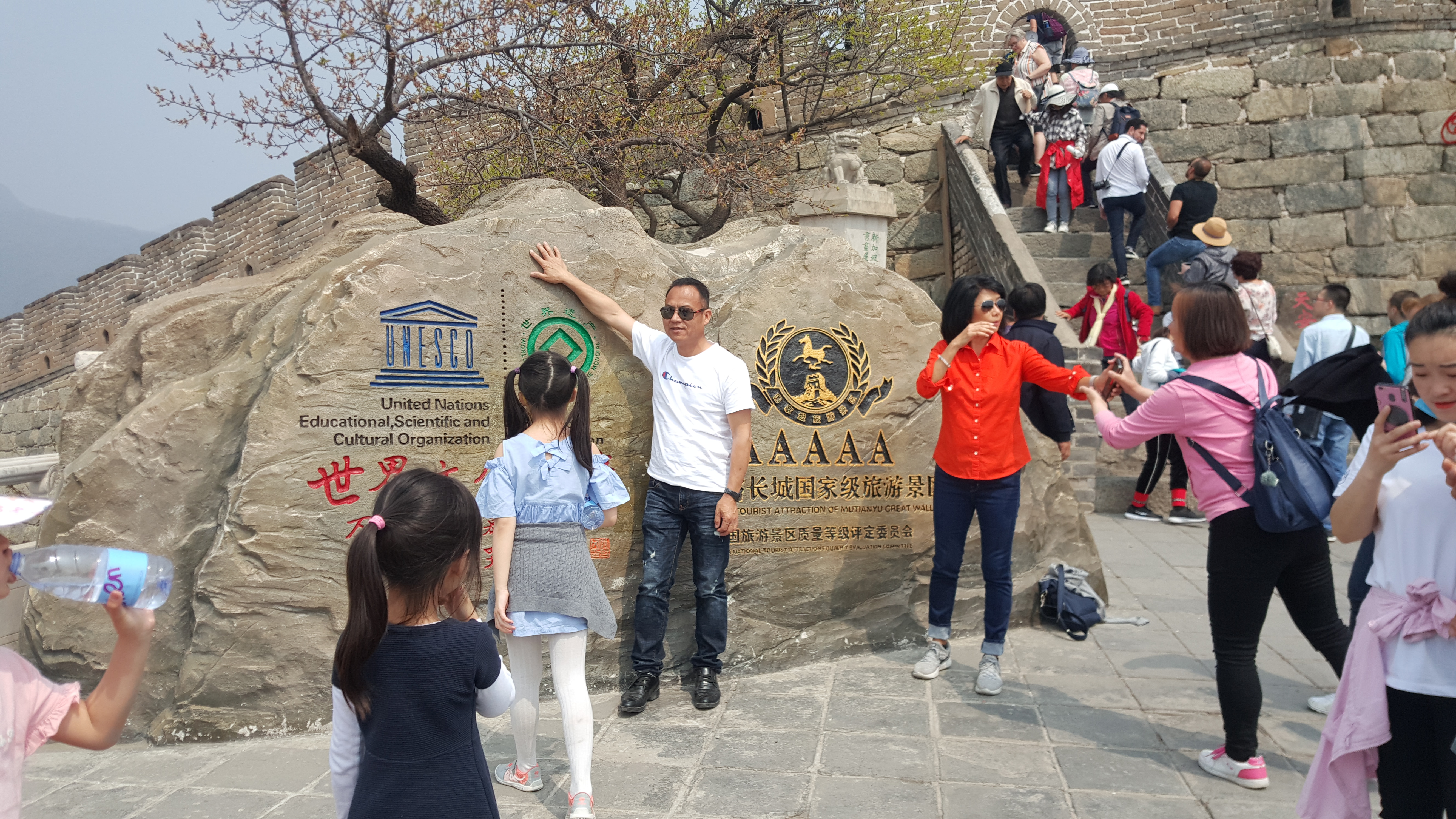 CORESPONDENȚĂ DIN SICHUAN și BEIJING, ULTIMUL CAPITOL | Scriitoarea Doina Ruști, despre plimbarea pe strada unuia dintre cei mai importanți poeți chinezi și excursia la Marele Zid