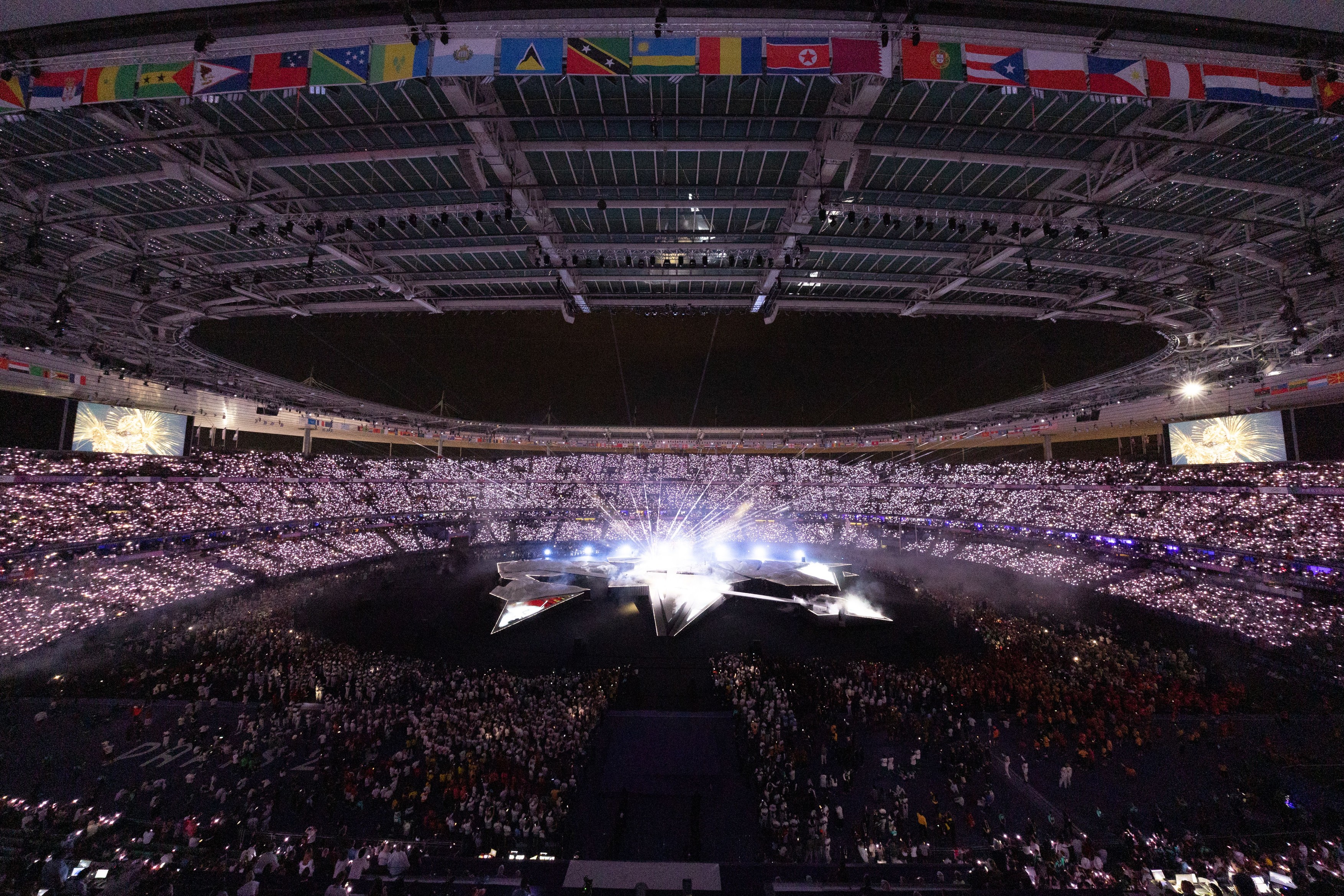 Jocurile Olimpice s-au încheiat cu o ceremonie spectaculoasă pe Stade de France. Tom Cruise a preluat ștafeta, după o cascadorie inspirată din filmele „Misiune Imposibilă”