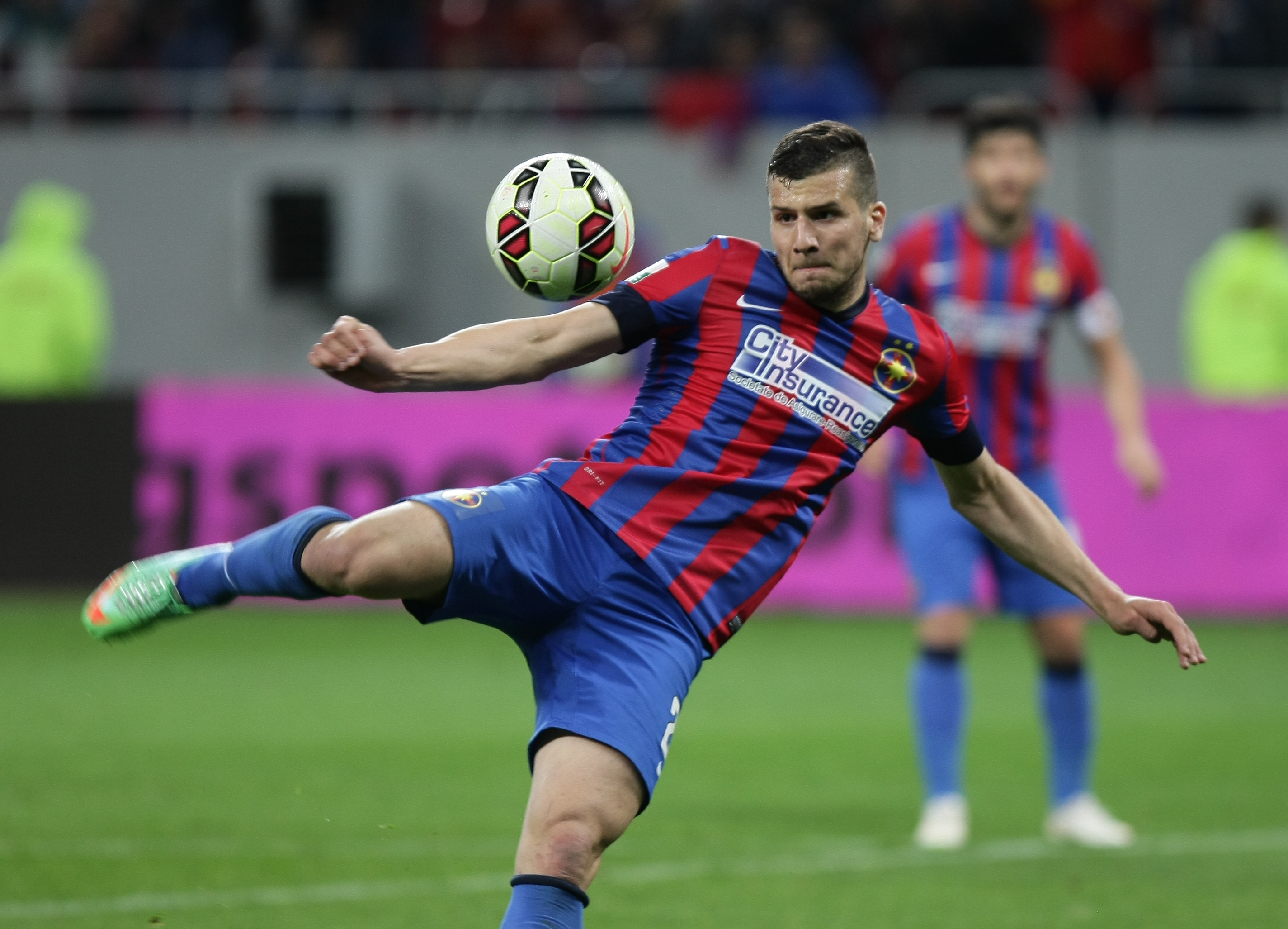 Pe cine se bazează Steaua în jocurile de culise din spatele luptei pentru titlu cu Astra. Mutu, între Reghe și Șumi