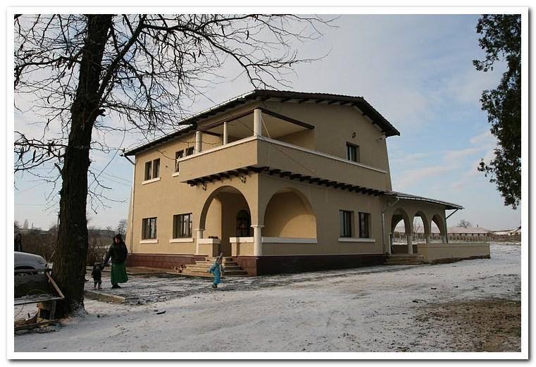 Costel din serialul "La Bloc" își vinde conacul. Cum arată palatul de 200.000 de euro al lui Dragoș Moștenescu | FOTO