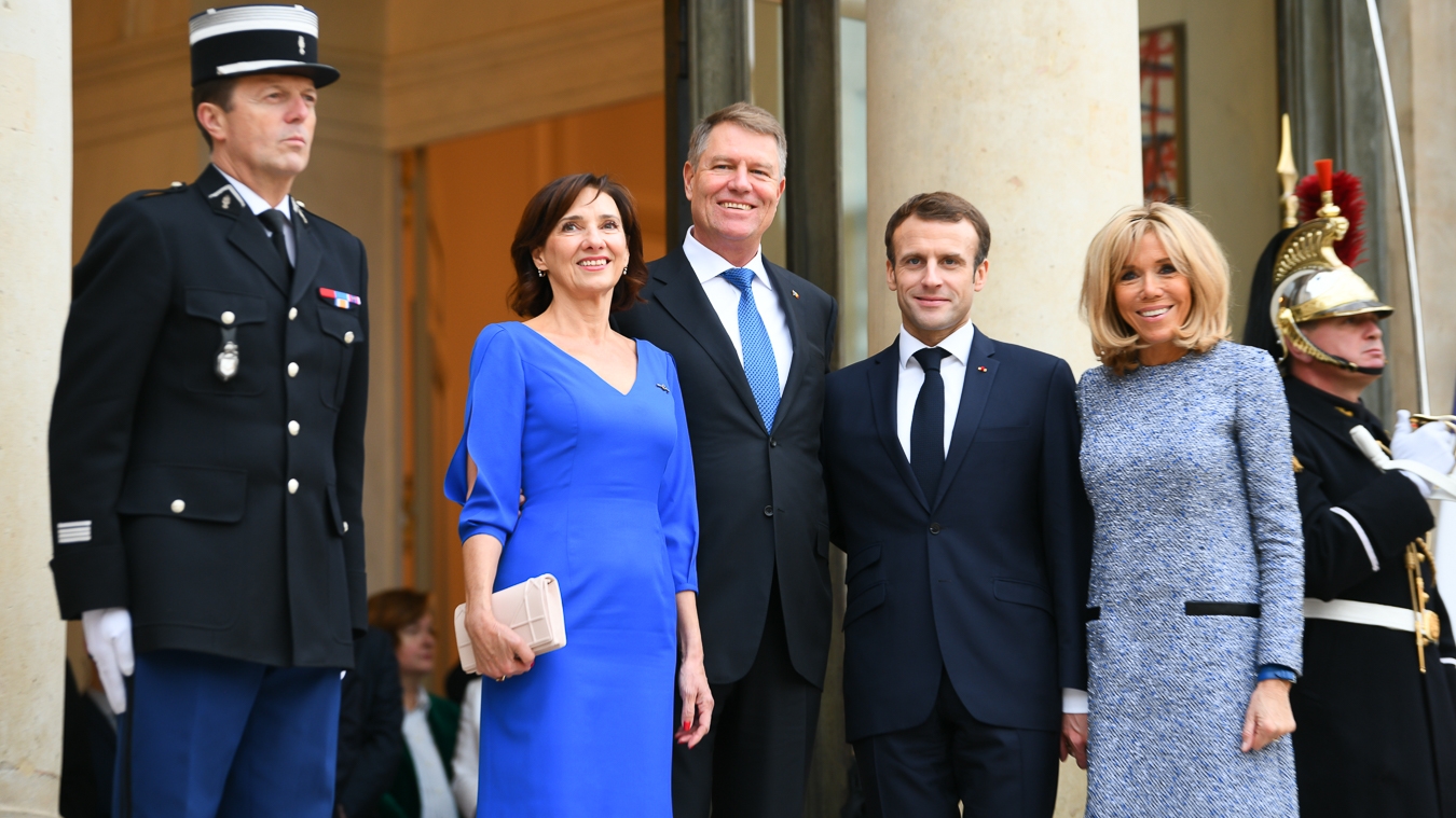 GALERIE FOTO / Carmen Iohannis a impresionat cu ținutele purtate la Paris. Ea și Brigitte Macron au fost în centrul atenției