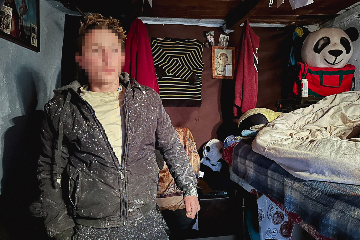REPORTAJ. Într-un sat la 80 km de București, un tânăr cu o boală psihică, înstrăinat de părinți și de societate, se zbate să supraviețuiască: „Ieri am mâncat un ou”