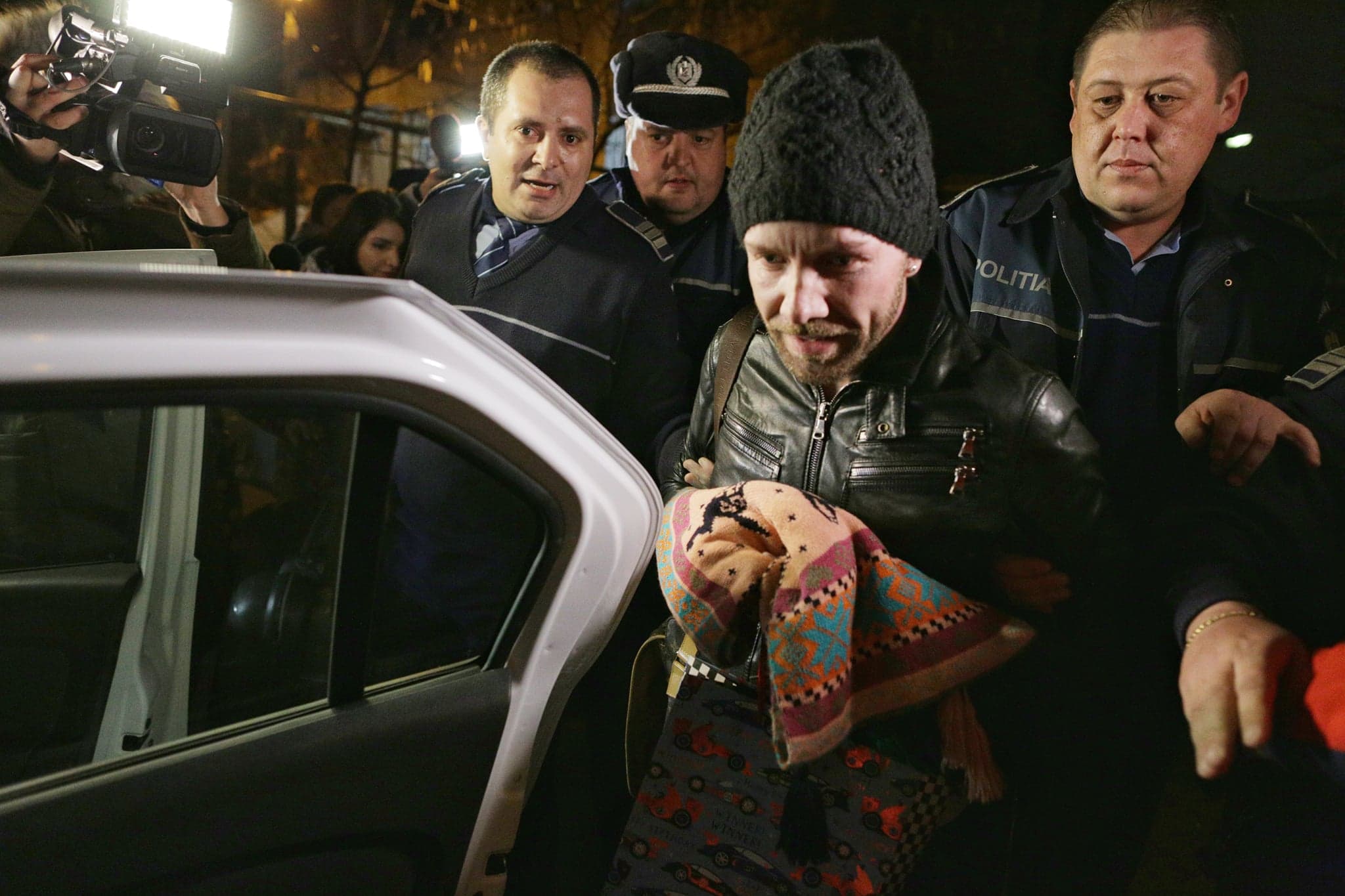 FOTO& VIDEO | Medicul fals Matteo Politi a fost reținut pentru 24 de ore. Primele imagini cu italianul, escortat de polițiști