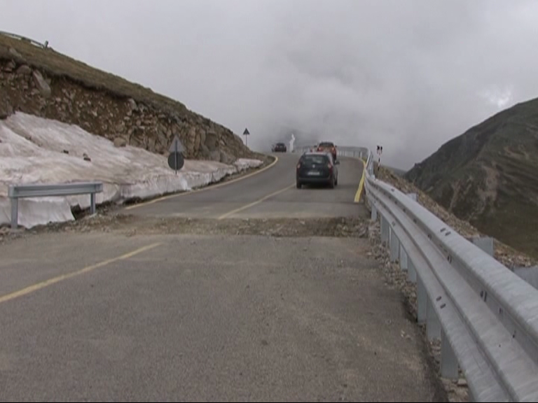 Primul weekend pe TRANSALPINA! Drumarii, acuzați că au ținut-o închisă pentru câteva petice de zăpadă