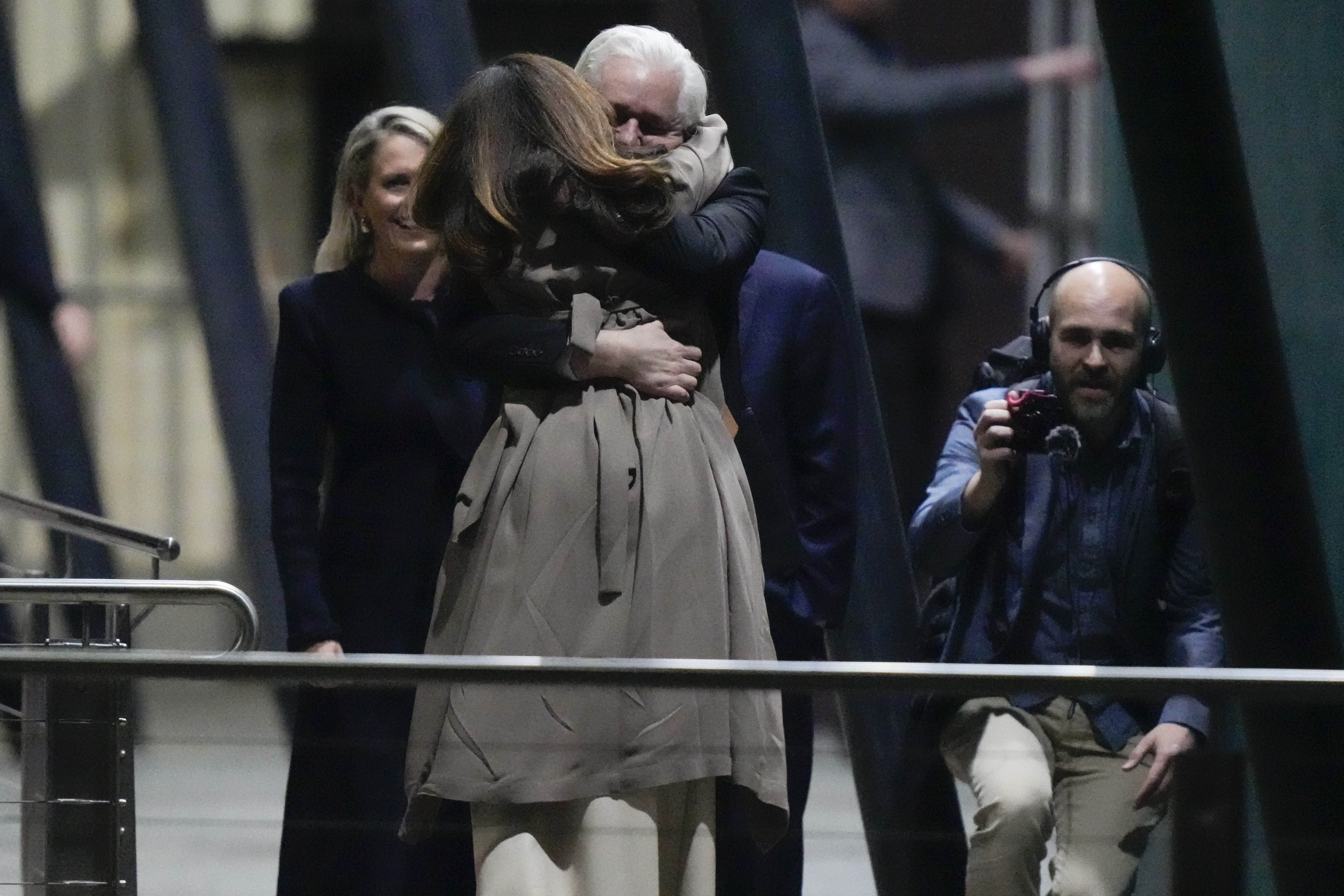 Julian Assange a ajuns în Australia, după eliberarea din închisoare: a fost așteptat de familie și de numeroși susținători pe aeroport