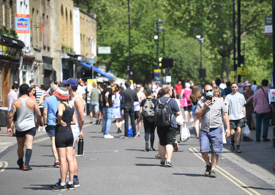 Aglomerație în Londra: britanicii au profitat de cea mai călduroasă zi a anului și au ieșit la plimbare