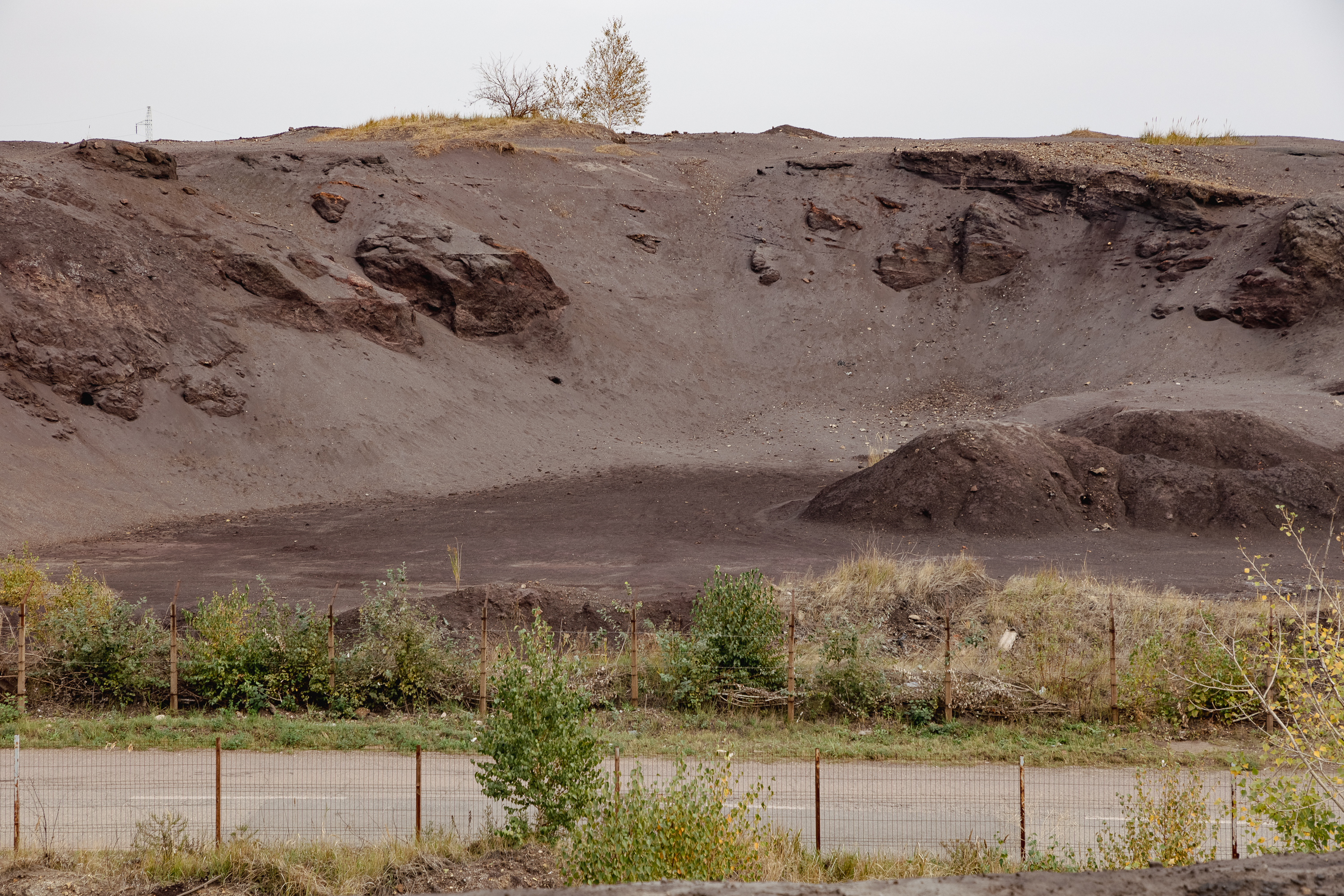 Cernobîlul de la Valea Călugărească, Prahova. Autoritățile și-au dat acordul pentru un mare depozit de gunoi lângă munții de deșeuri industriale. „Roșia Montană se mută la noi!”