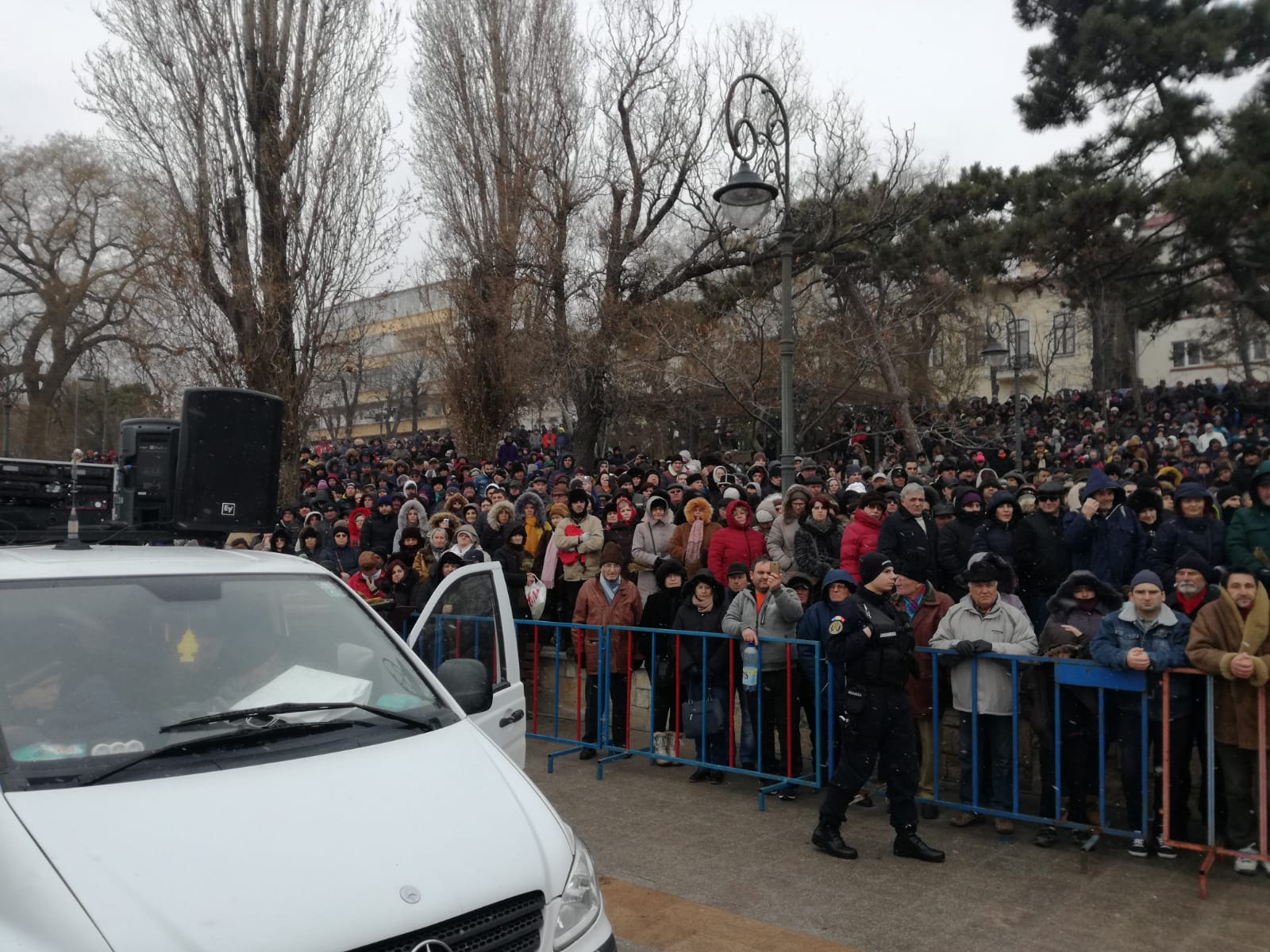 FOTO/ Deși mai puțini ca în anii trecuți, constănțenii tot s-au înghesuit ca să ia agheasmă. IPS Teodosie a aruncat spre cer trei porumbei