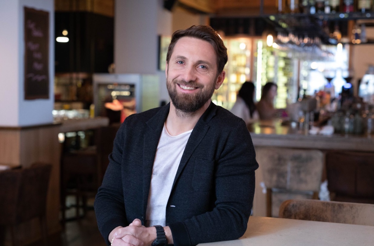 Dani Oțil le răspunde celor care l-au acuzat că prețurile din restaurantul lui sunt prea mari. Pizza costă 62 de lei, iar cartofii prăjiți - 19 lei