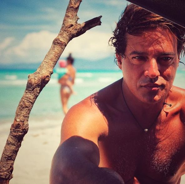Cele mai sexy ipostaze cu Gabriel Garko, prezentatorul Cerbului de Aur. Își arată trupul în toată splendoarea | FOTO
