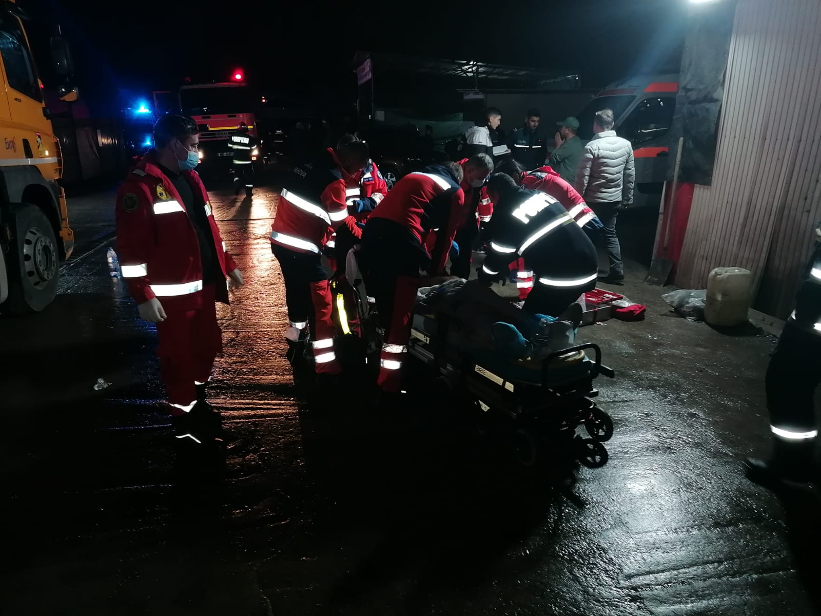 Un bărbat din Ploiești a leșinat într-o cisternă pe care o curăța. El a fost dus la spital