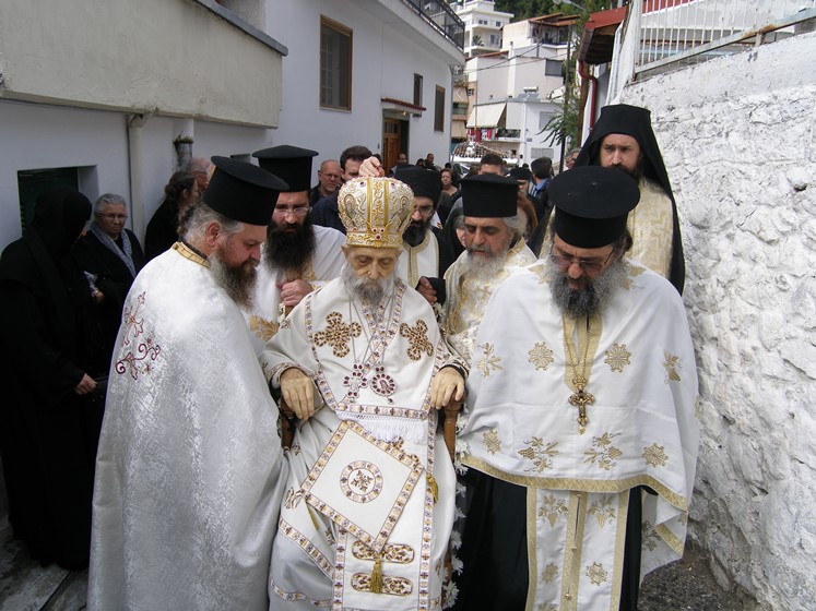 Un preot mort a fost urcat pe un tron și plimbat pe străzile Greciei / FOTO