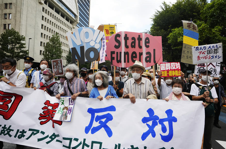 Funeralii de stat pentru fostul premier Shinzo Abe. Sute de oameni protestează pentru costurile ridicate ale ceremoniilor