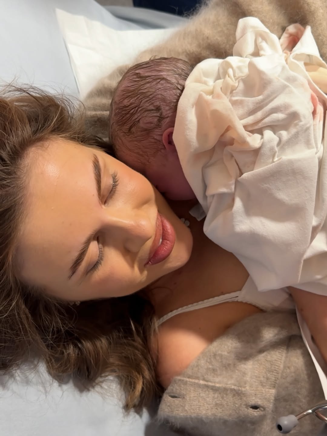 Emily Burghelea, la un pas să nască în lift: „Mi s-a rupt apa ca în filme”. A devenit mama unei fetițe perfect sănătoasă