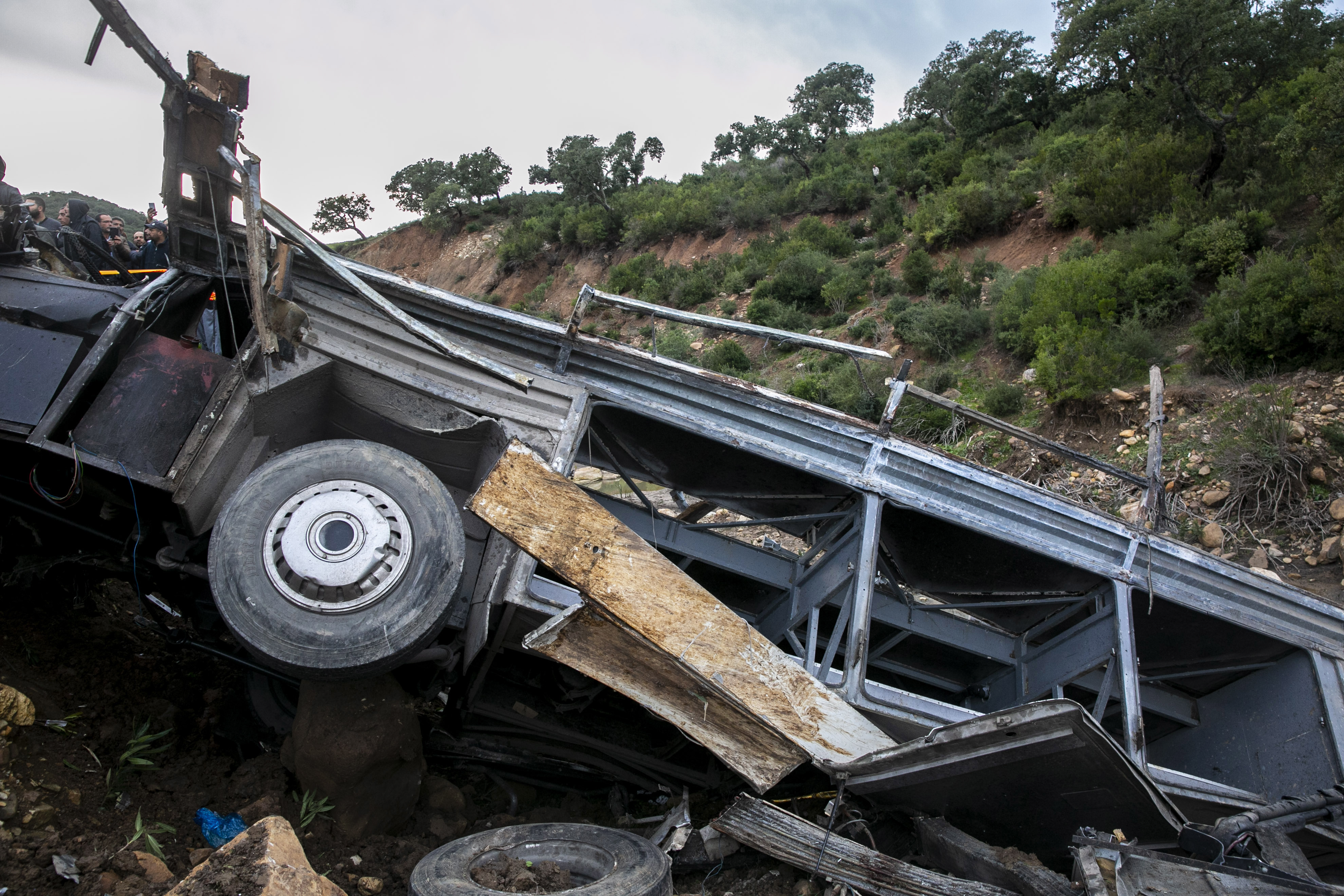 Un autocar cu peste 40 de pasageri la bord a căzut într-o râpă, în Tunisia. Cel puțin 24 de oameni au murit