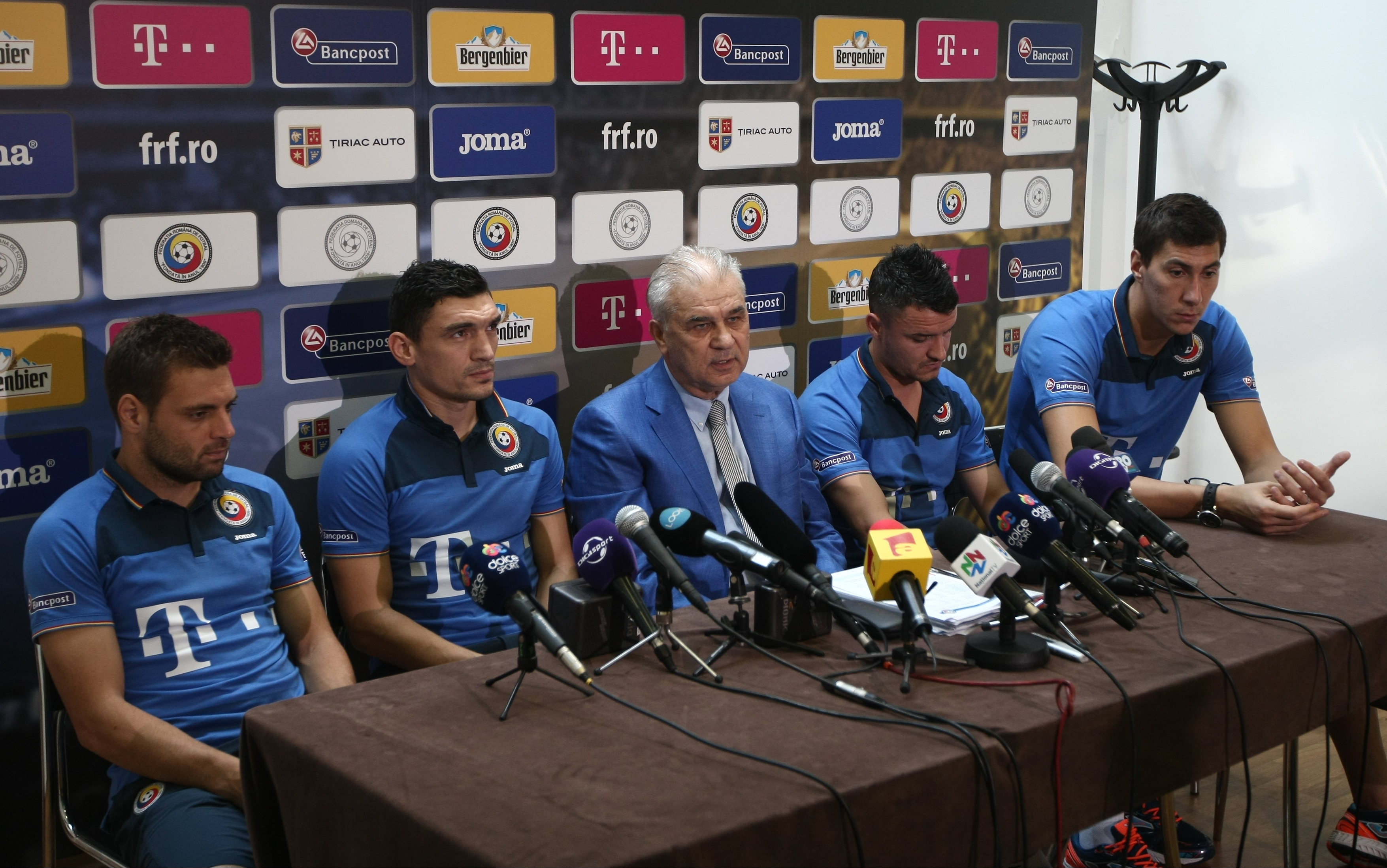 Schimb de replici fabuloase între Iordănescu și Budescu. ”Aștept să te apuci de fotbal”. ”Ce vrei, bă, cine ești?” / GALERIE FOTO