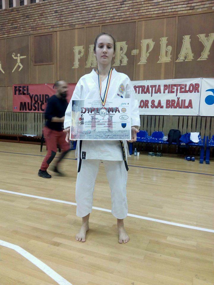 REPORTAJ: Cadeta Cezara Vlad îmbină pasiunea pentru karate cu strictețea hainei militare. O “prințesă” cu centură neagră pe tatami!