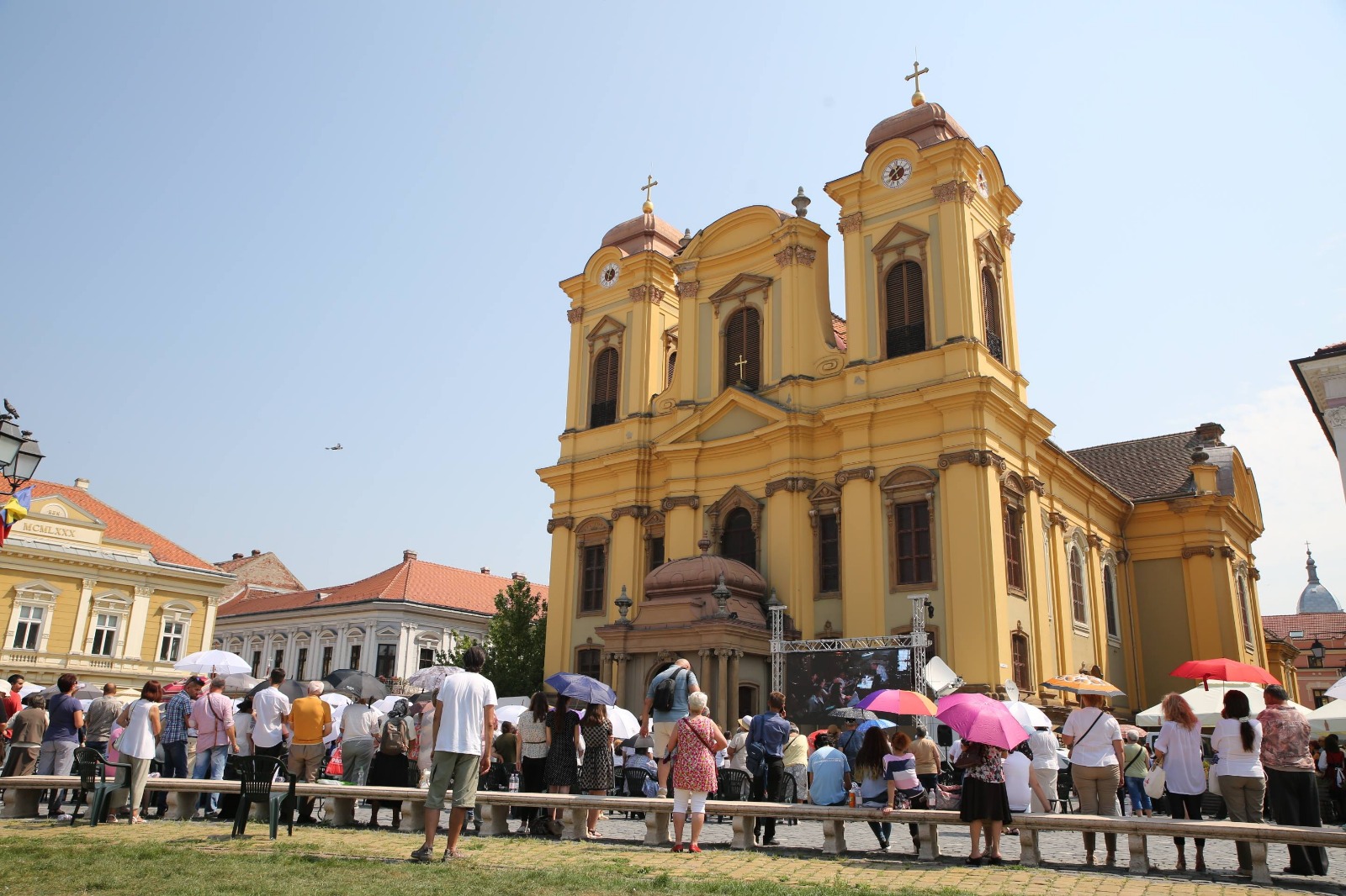 FOTO/ Ceremonie impresionantă în Piața Unirii din Timișoara. A fost instalat noul episcop romano-catolic