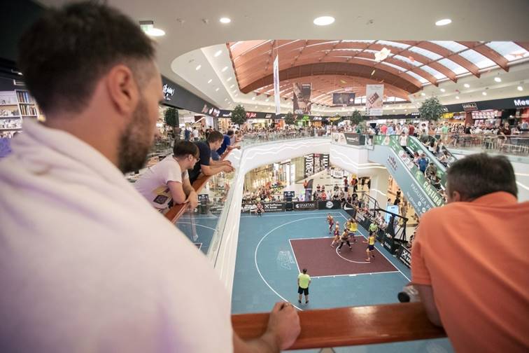 Leonard Doroftei a boxat cu mingea de baschet la turneul Sport Arena Streetball de la Ploiești